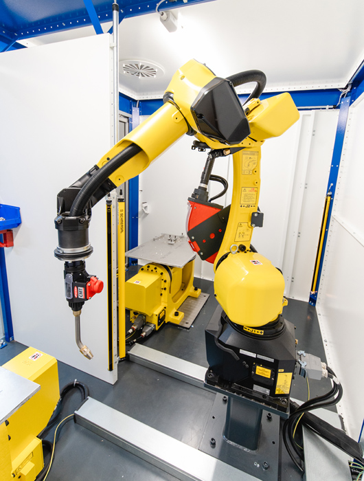 Automatisierte Schweißanlage mit Roboterarm bei BK-Metall